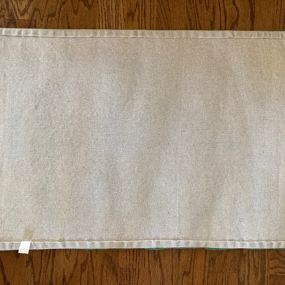 Valerie Parr Hill 100% Wool 2' x 3' Winter Accent Rug/Holly Berries/USED ONCE! - Picture 2 of 4